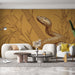 Un salon contemporain avec un papier peint illustrant un serpent sur fond ocre, entouré de bambous, créant une ambiance audacieuse et exotique.