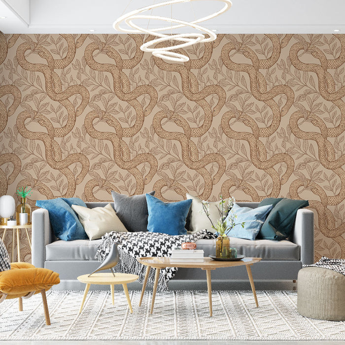 Un salon moderne avec un papier peint beige aux motifs de serpents entrelacés et de feuillages, créant une ambiance chaleureuse et intrigante.