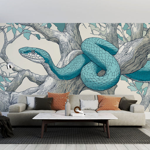 Un salon contemporain avec un papier peint illustrant un serpent turquoise enroulé autour d'un arbre, créant une ambiance artistique et audacieuse.