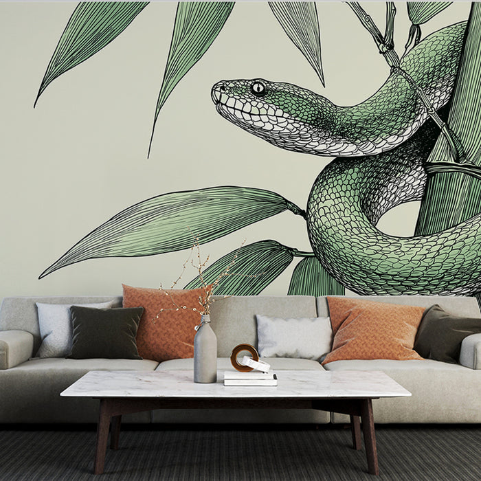 Un salon moderne avec un papier peint illustrant un serpent vert stylisé enroulé autour de feuilles, créant une ambiance naturelle et intrigante.