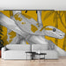 Un salon contemporain avec un papier peint illustrant un serpent stylisé sur fond jaune vif, créant une ambiance audacieuse et artistique.