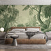 Une chambre moderne avec un papier peint tropical vert représentant une jungle luxuriante, créant une atmosphère apaisante et naturelle.