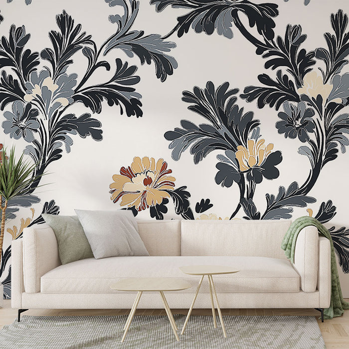 Un salon élégant avec un papier peint floral aux motifs noirs, gris et dorés sur fond clair, créant une ambiance sophistiquée et chaleureuse.