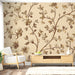 Une salle de séjour avec un papier peint floral beige et doré, illustrant des branches élégantes et des fleurs délicates, créant une ambiance chaleureuse et raffinée.
