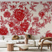 Un salon élégant avec un papier peint floral rouge sur fond crème, évoquant une atmosphère romantique et chaleureuse grâce à ses motifs délicats de roses.