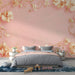 Une chambre élégante avec un papier peint floral sur fond rose, orné de grandes fleurs délicates et de motifs dorés, créant une atmosphère douce et romantique.