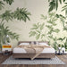 Une chambre apaisante avec un papier peint tropical aux motifs de grandes feuilles vertes sur fond clair, créant une atmosphère naturelle et relaxante.