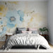 Une chambre élégante avec un papier peint floral aux nuances douces de bleu et jaune, créant une atmosphère apaisante et romantique.
