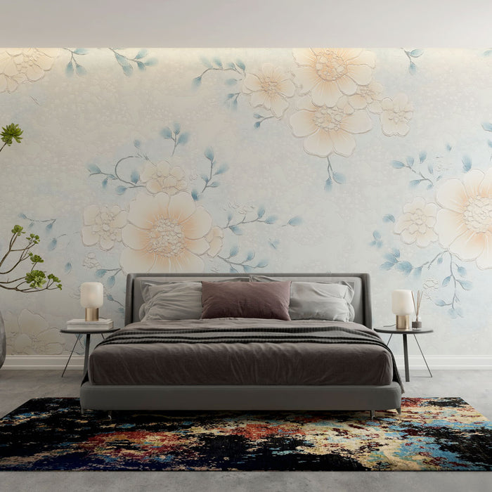 Une chambre élégante avec un papier peint floral aux grandes fleurs pastel sur fond clair, créant une atmosphère douce et apaisante.