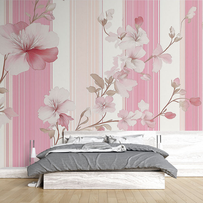 Une chambre élégante avec un papier peint floral aux teintes roses et blanches, mêlant motifs de fleurs délicates et rayures, créant une atmosphère douce et romantique.
