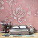 Une chambre moderne avec un papier peint floral rose délicat aux motifs en relief, créant une atmosphère douce et romantique.