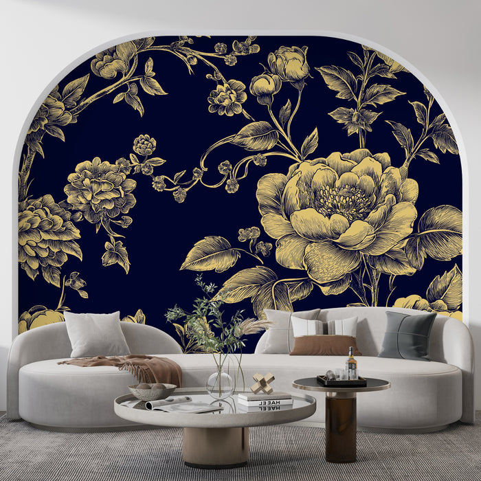 Un salon élégant avec un papier peint floral doré sur fond bleu nuit, créant une atmosphère sophistiquée et chaleureuse.