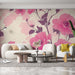 Un salon moderne avec un papier peint floral aux grandes fleurs roses sur fond crème, créant une atmosphère douce et accueillante.