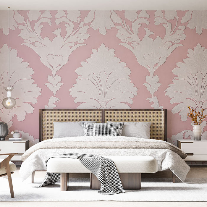 Une chambre élégante avec un papier peint floral rose et blanc aux motifs délicats, créant une atmosphère douce et romantique.