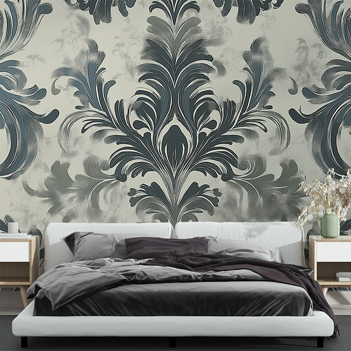 Une chambre élégante avec un papier peint damassé aux motifs floraux bleu marine sur fond clair, créant une atmosphère sophistiquée et apaisante.