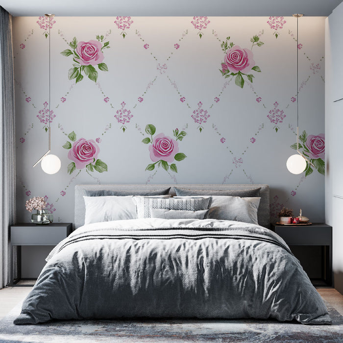 Une chambre élégante avec un papier peint floral aux roses roses et motifs délicats, créant une ambiance romantique et apaisante.