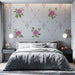 Une chambre élégante avec un papier peint floral aux roses roses et motifs délicats, créant une ambiance romantique et apaisante.