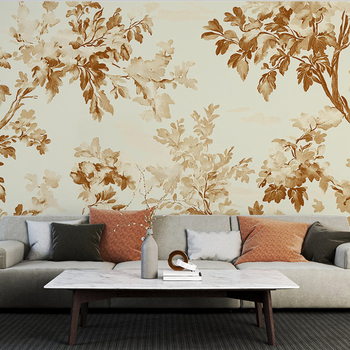 Un salon élégant avec un papier peint floral beige et brun représentant des feuillages délicats, créant une atmosphère chaleureuse et apaisante.