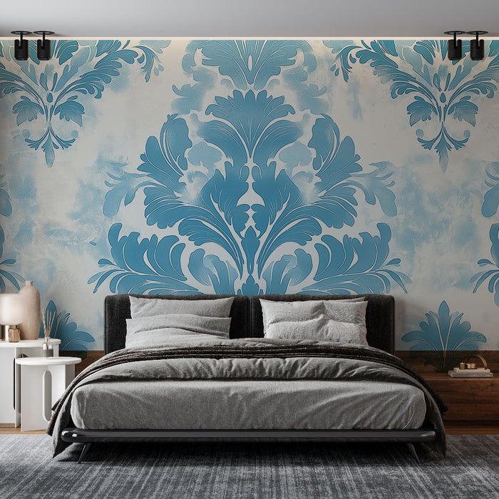 Une chambre moderne avec un papier peint damassé bleu sur fond clair, créant une atmosphère élégante et apaisante.