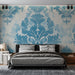Une chambre moderne avec un papier peint damassé bleu sur fond clair, créant une atmosphère élégante et apaisante.