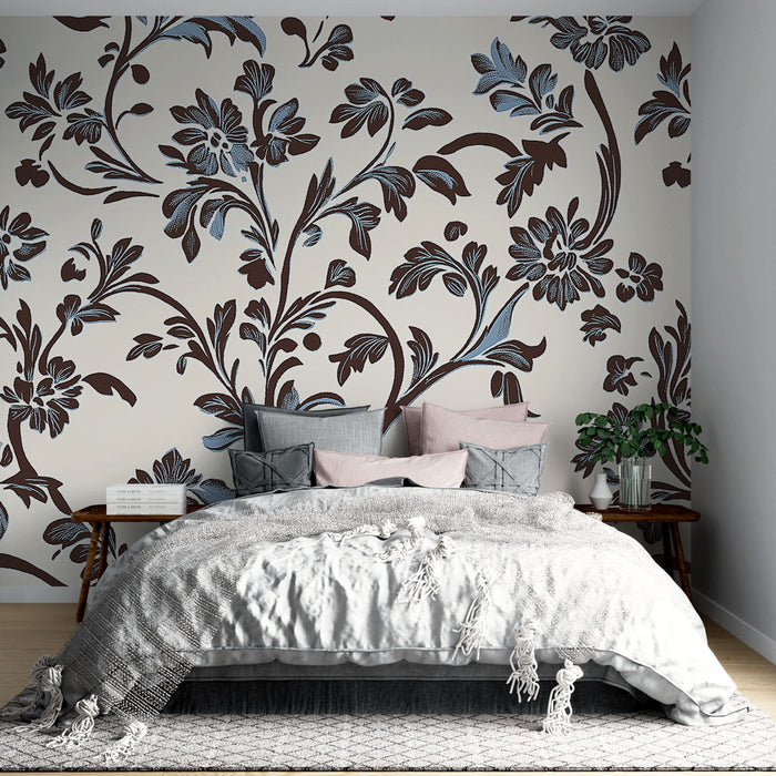 Une chambre élégante avec un papier peint floral aux motifs marron et bleu sur fond crème, créant une atmosphère chaleureuse et accueillante.