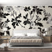 Une chambre moderne avec un papier peint floral noir et blanc aux motifs élégants, créant une ambiance chic et sophistiquée.
