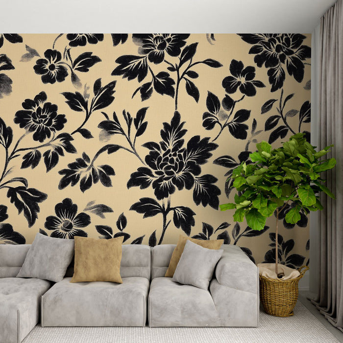 Un salon contemporain avec un papier peint floral noir sur fond beige, créant une ambiance élégante et chaleureuse.