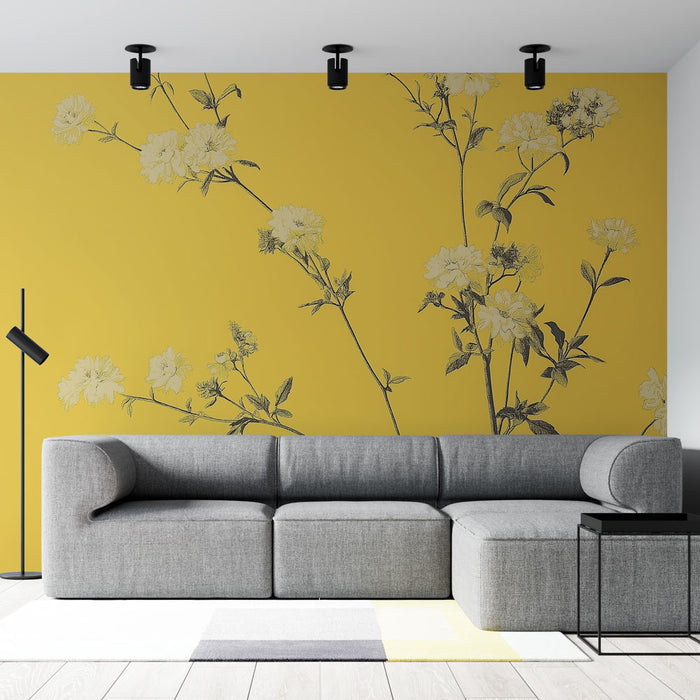 Un salon moderne avec un papier peint jaune vif orné de délicates fleurs blanches et de feuillages, créant une atmosphère chaleureuse et accueillante.
