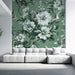 Un salon moderne avec un papier peint floral vert d'eau et blanc, créant une atmosphère fraîche et élégante, agrémentée de motifs délicats.
