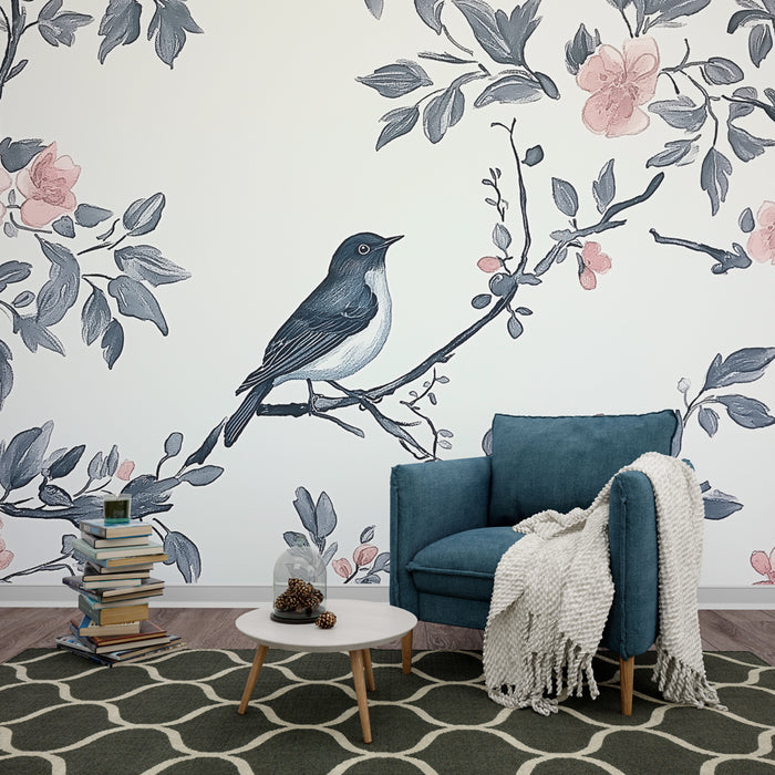 Une pièce accueillante avec un papier peint illustrant un oiseau sur une branche entouré de fleurs roses et de feuillage gris, créant une atmosphère douce et naturelle.