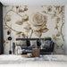 Un salon élégant avec un papier peint floral beige et brun représentant de grandes roses sur fond clair, créant une atmosphère douce et romantique.