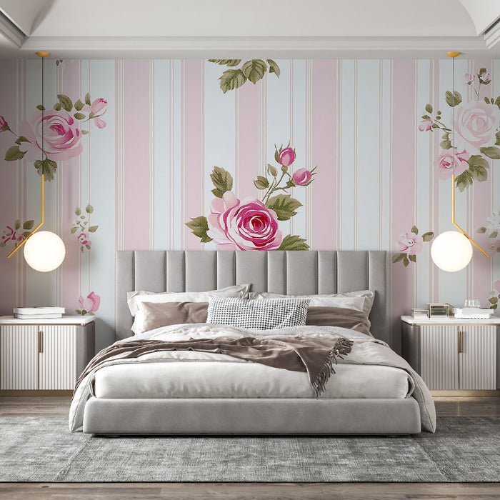 Une chambre élégante avec un papier peint à rayures roses et bleues orné de grandes roses, créant une ambiance romantique et douce.