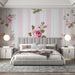 Une chambre élégante avec un papier peint à rayures roses et bleues orné de grandes roses, créant une ambiance romantique et douce.