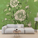 Une pièce moderne avec un papier peint floral vert émeraude illustrant de grandes roses blanches, créant une atmosphère fraîche et élégante.