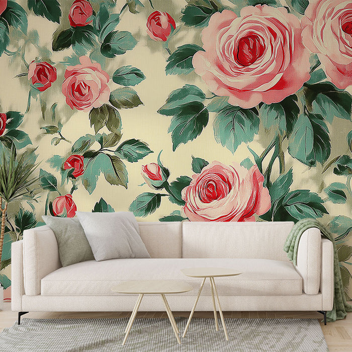 Un salon élégant avec un papier peint floral aux roses roses et rouges sur fond crème, créant une ambiance romantique et chaleureuse.