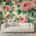 Un salon élégant avec un papier peint floral aux roses roses et rouges sur fond crème, créant une ambiance romantique et chaleureuse.