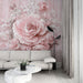 Un salon élégant avec un papier peint floral rose aux motifs de grandes fleurs délicates, créant une atmosphère douce et romantique.