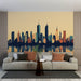 Une pièce de vie moderne avec un papier peint représentant une silhouette de skyline urbaine aux teintes chaudes et graphiques, créant une ambiance dynamique et contemporaine.