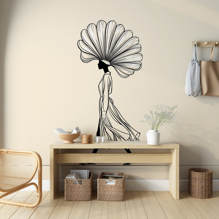 Une pièce moderne avec un papier peint illustratif représentant une silhouette élégante coiffée d'une grande coiffe florale, créant une atmosphère artistique et raffinée.