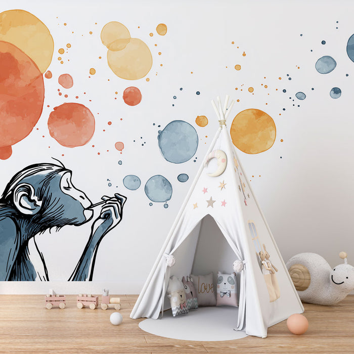 Une chambre d'enfant avec un papier peint illustrant un singe stylisé entouré de bulles colorées dans des teintes chaudes et douces, créant une atmosphère ludique et imaginative.