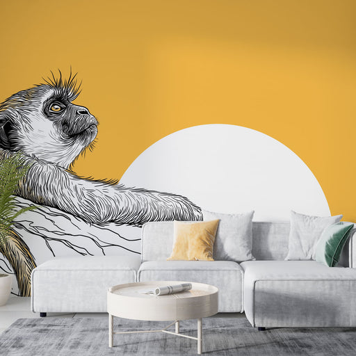 Un salon moderne avec un papier peint illustrant un singe en noir et blanc sur un fond jaune vibrant, créant une ambiance ludique et chaleureuse.