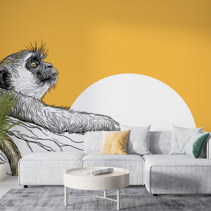 Un salon moderne avec un papier peint illustrant un singe en noir et blanc sur un fond jaune vibrant, créant une ambiance ludique et chaleureuse.