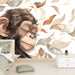 Une chambre moderne avec un papier peint illustrant un chimpanzé apaisé entouré de feuilles aux teintes douces, créant une atmosphère chaleureuse et naturelle.