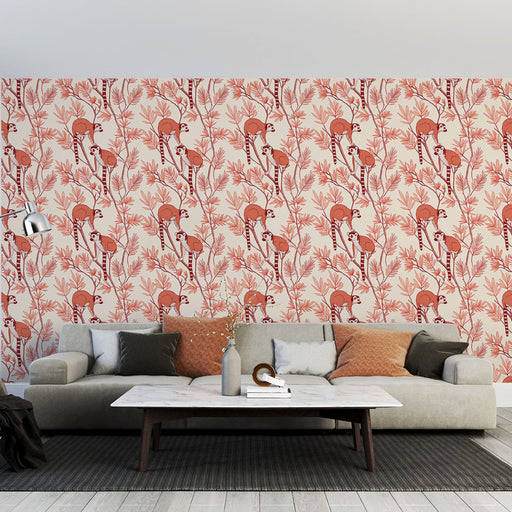 Un salon moderne avec un papier peint tropical aux motifs de singes et de feuillages dans des teintes de rouge et beige, créant une ambiance chaleureuse et vivante.
