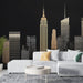 Un salon contemporain avec un papier peint représentant une skyline dorée sur fond noir, créant une ambiance urbaine et élégante.