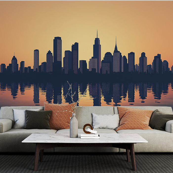 Un salon moderne avec un papier peint représentant une silhouette de skyline urbaine sur fond dégradé orange et bleu, créant une ambiance dynamique et contemporaine.