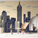 Une pièce moderne avec un papier peint représentant une skyline urbaine en bleu marine sur fond beige, créant une ambiance contemporaine et dynamique.