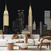 Un salon moderne avec un papier peint représentant une skyline dorée sur fond noir, évoquant une ambiance urbaine et élégante.
