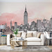 Un salon contemporain avec un papier peint représentant une silhouette de New York en noir sur fond rose, créant une atmosphère urbaine et élégante.