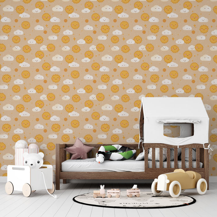 Une chambre d'enfant avec un papier peint ludique représentant des soleils souriants et des nuages sur fond beige, créant une atmosphère joyeuse et chaleureuse.